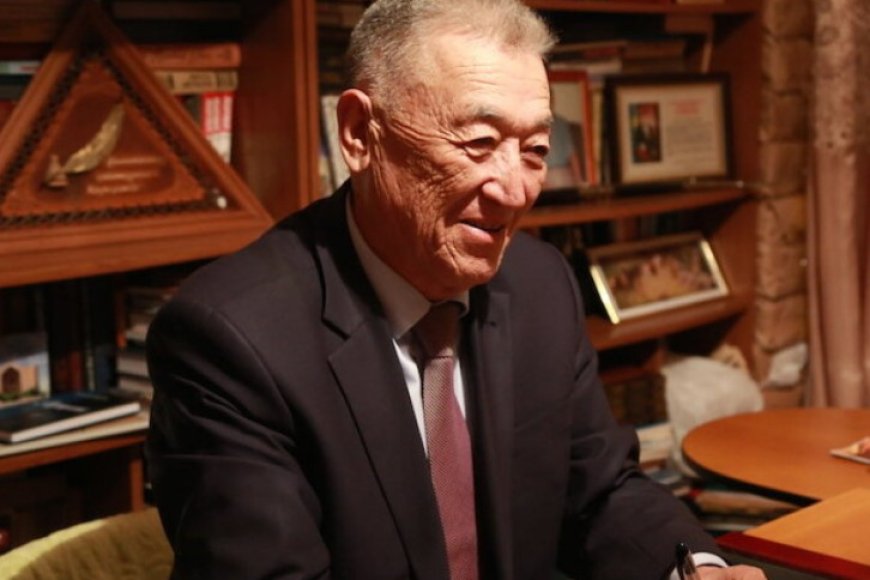 Ер адам порно бөтелкесін әйелдің қынапшасына салады