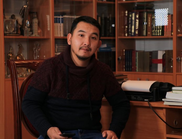 Бағашар Тұрсынбайұлы. Күншуақ қаласындағы жазушы